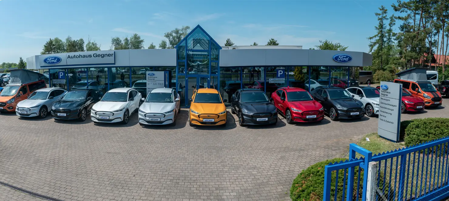 Moderne Ford Fahrzeuge vor dem Autohaus Gegner